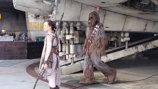 Rey and Chewbacca Trying To Fix The Millennium Falcon at Galaxy's Edge in Disneyland (6/15/21) HD