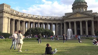 Санкт-Петербург Казанский кафедральный собор. Лужайка, люди отдыхают на газоне.