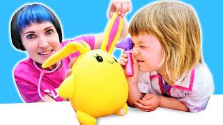 ¿Cómo el juguete de peluche Lucky se ha enfermado? Juegos infantiles. Videos para niñas