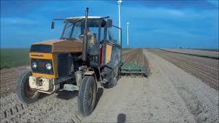 uprawa pod kukurydze i rozsiewanie nawozu. Ursus 1222. Zetor Major CL 80