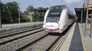 Renfe S-449 R11 llegando y saliendo de Caldes de Malavella