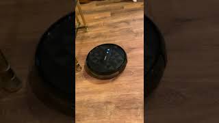 Airrobo P20 turns back wheb it hits an obatacle #roboticvacuumcleaner #p20 #airrobo #roboticvacuum