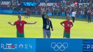 نجم المنتخب المغربي أسامة ترغالين يحتفل رفقة الجماهير بعد الفوز على المنتخب الأمريكي