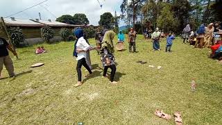 Lomba Mengambil Botol Minum, Peserta Memakai Sarung || Lomba 17 Agustus Ngakak