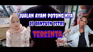 jualan ayam potong nya di bantuin istri, karena kondisi lagi ga enak badan.