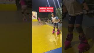 Bebe Manu dando primeiros passos patins