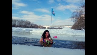 Наталья Серая в проруби в цветах.  Клуб МОРЖИ СТОЛИЦЫ 11.03.2018