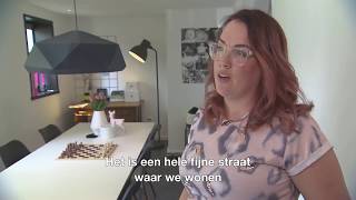 BINNENKIJKEN | In een zwart-witte woning met kleurrijke details