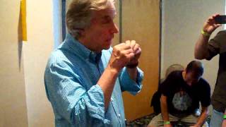 Henry Winkler Does the Quarter Trick