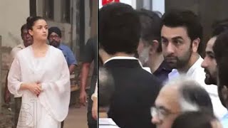 Alia bhatt arives to Emotional Support Ranbir Kapoor at Hospital whr Rishi Kapoor passes away