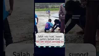 Momen Seorang Anak Main Bola Sepatunya Rusak #kasian #bola #shortvideo #news #beritaviral #trending