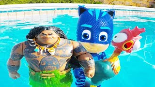 Ellie Sparkles y Moana rescatan los vehículos PAW PATROL de Marshall, Rubble y Skye de la piscina