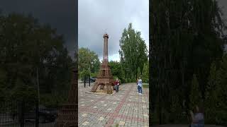 В каком российском городе рядом стоят Тауэрский мост и Эйфелева башня? И чем ещё он знаменит?