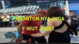 Ngamen Diluar Negeri Dengan Lagu Dangdut, Penontonnya Banyak