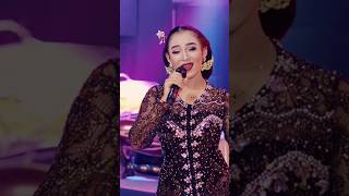 Kalau soal sinden tidak perlu diragukan lagi #shorts #dangdutterbarukoplo #sinden #nikensalindri