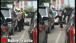 Ketahuan selingkuh, seorang anak paksa bapaknya keluar dari mobil bersama wanita lain.