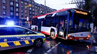 Lebensgefahr nach Unfall: Passantin wird von Linienbus erfasst | 16.01.2023