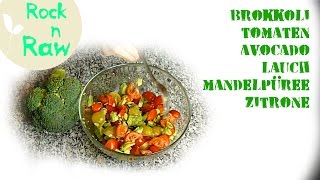 TomatenAvocadoBrokkoliLauchSalat mit Mandeldressing