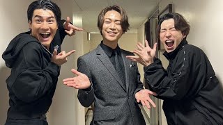 亀梨和也が渡辺翔太＆森本慎太郎と肩を組んで笑顔が弾ける『DREAM BOYS』舞台裏ショット公開！「＃20年に感謝」