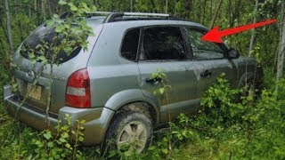 Jugendliche finden verlassenes Auto im Wald, sie schauen rein und wissen etwas ist sehr falsch!