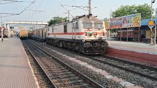 12345 Howrah Guwahati Saraighat SF Express thrashing Dankuni #indianrailways #wap7 #railfanning