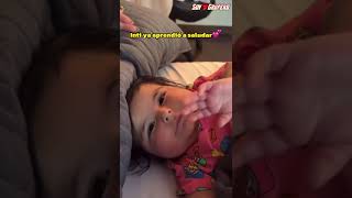 La hija de Cazzu y Nodal aprende a saludar