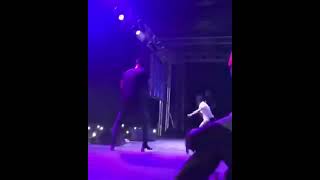 Dj Arafat embrasse sa danseuse Rita diesel en plein spectacle du 1er Janvier 2018