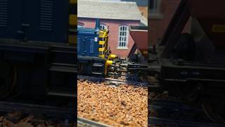 Bachmann Class 04 shunter collects wagons #diesel #modeltrains #train