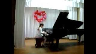 Maria play piano - Первое выступление Маши.