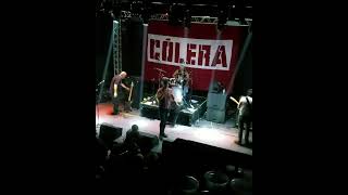 O público homenageia Redson, fundador e vocalista da banda Cólera, no Festival Punk Rock em Curitiba