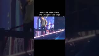 When A Fan Threw Harry Styles A Note Asking If He Was Single 😂 #shorts #harrystyles #onedirection