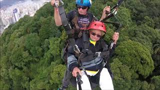 ANÁLIA VOANDO DE PARAPENTE EM SÃO VICENTE