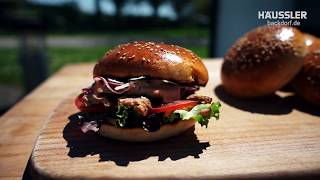 Hamburger mit selbstgemachten Burger Brötchen aus dem Holzbackofen