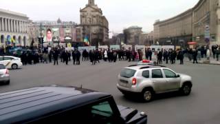 Люди збираються на Майдані в річницю. 20.02.2016