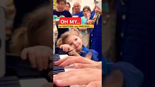 her REACTION, so PRECIOUS🥰 3-YEAR-OLD LITTLE GIRL with STREET PIANIST😲 #trending #streetpiano #short