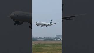 CATHAY PACIFIC Boeing 777 landing di bandara Soekarno Hatta runway 25.