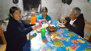 fuí a degustar un rico pollo rostizado 🍗🍗 con mis papás en el rancho