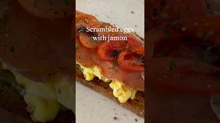 Scrambled eggs with jamon