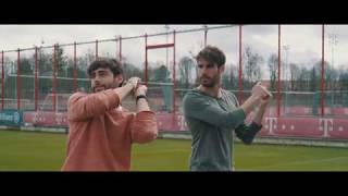 Alvaro Soler & Javi Martinez dancing to „La Cintura“