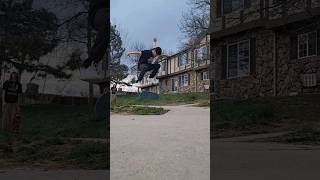 sketchy grass-gap kickflip w the homie