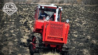 Он как будто только что с завода! Гусеничный трактор ДТ-75 пашет целину! Техника СССР в деле!