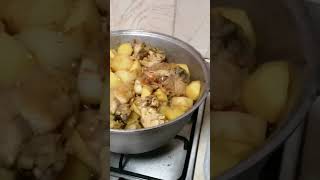 Тушёная курица с картошкой.