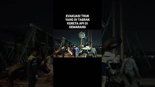 EVAKUASI TRUK DI TABRAK KERETA DI SEMARANG..TAK ADA KORBAN JIWA