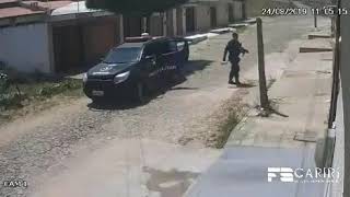 Policial Militar acha e devolve brinquedo que estava no meio de rua em Canindé; vídeo