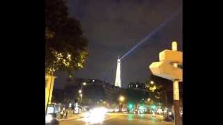 Tour Eiffel brille dans la nuit