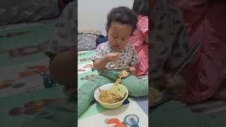 MANTAP!! Mukbang mie ayam bayi gendut 20 bulan! Lahap banget..