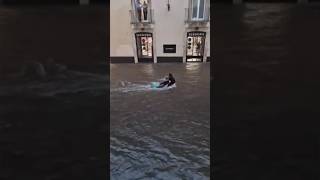 ⚠️MALTEMPO SICILIA: UOMO SALVATO DAL FIUME D'ACQUA IN STRADA A CATANIA - ALLUVIONE 19 OTTOBRE 2024