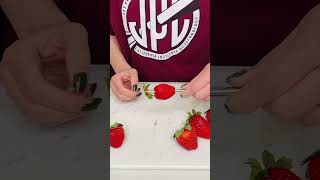 Strawberry hack with straw. #lifehacks #cookinghack