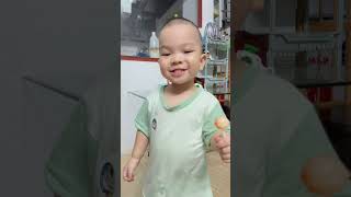 Em bé ăn kẹo #baby #dailyvlog #cutebaby #cute #xuhuong #trendingshorts #mukbang