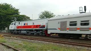 KA Sawunggalih Utama Pagi Melesat Di Stasiun Karawang